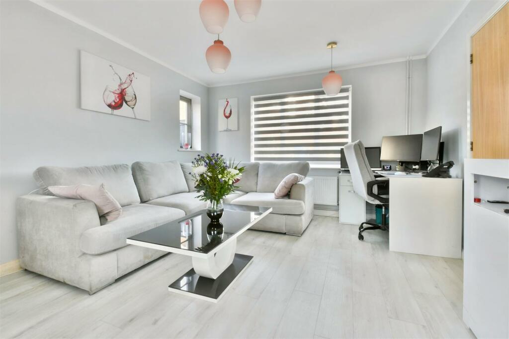 Lounge 1.JPG