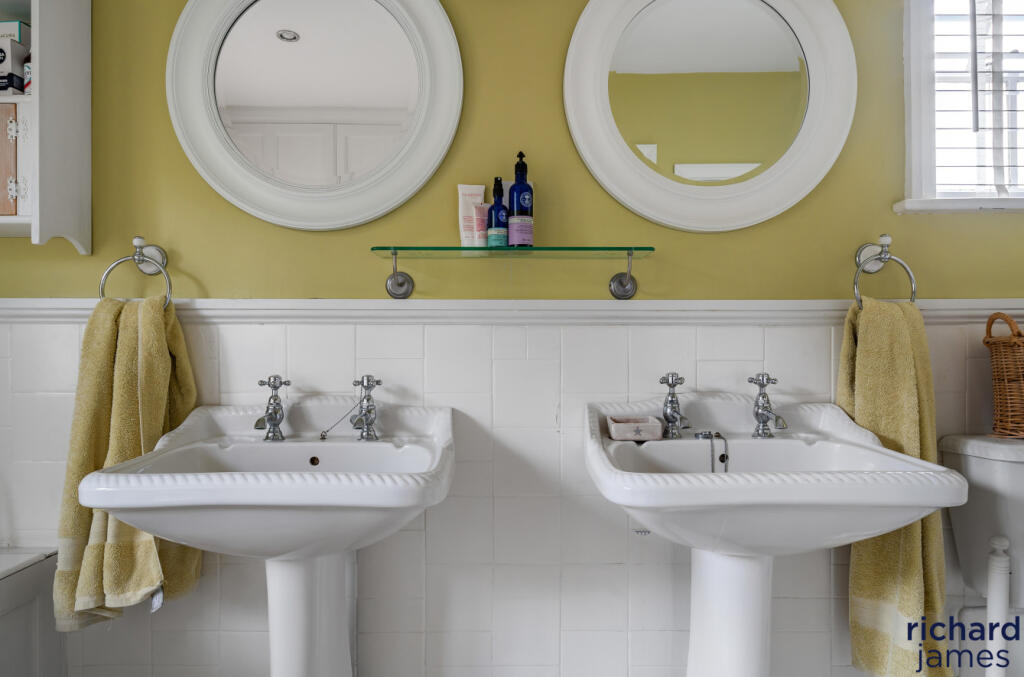 a7cf22f2-b44e-4bf...