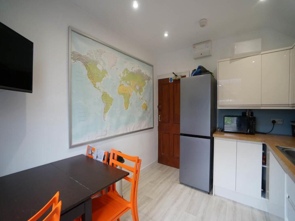 Kitchen 2.JPG