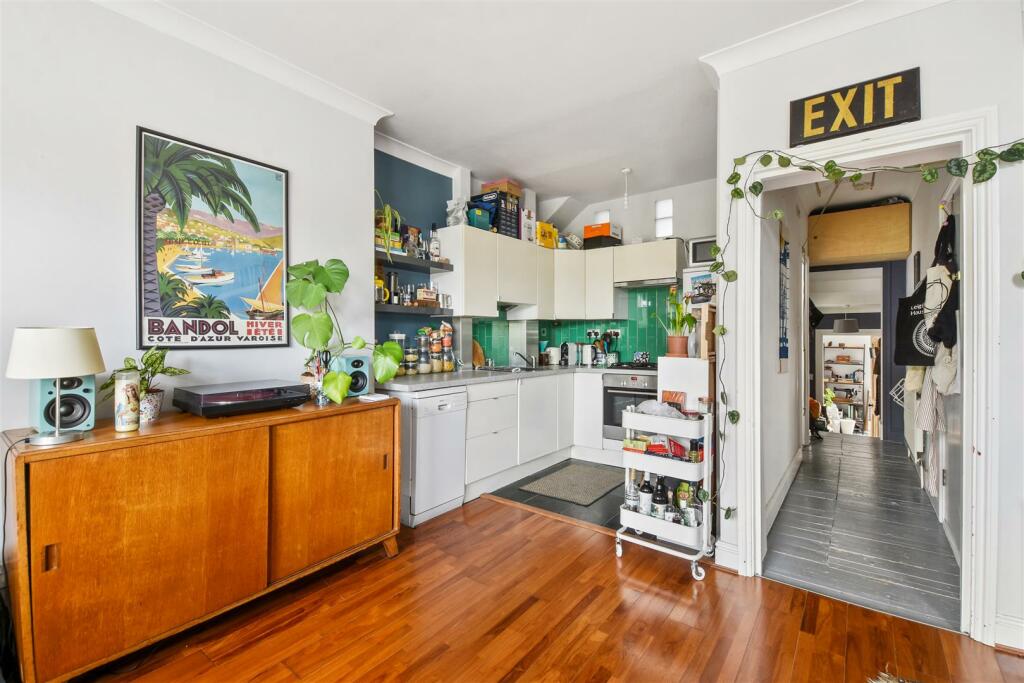 10-976cGCWT - FFF 25b Pember Road - Kitchen -Origi