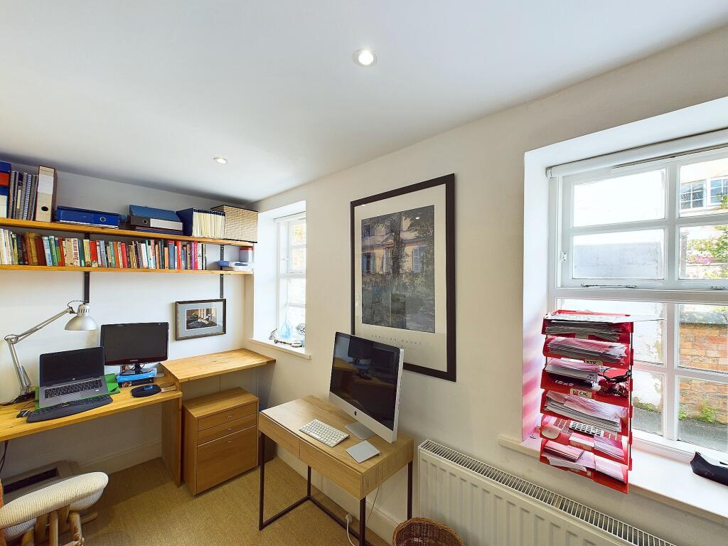 CAM04201G0-PR0003-STILL034