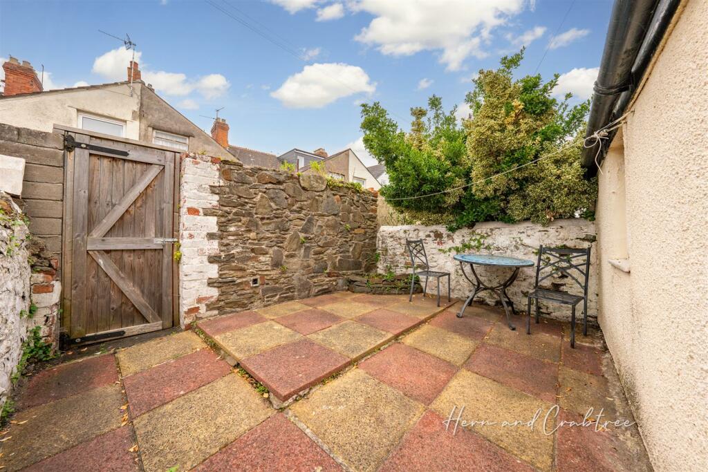 Dogfield Street, Cathays, HernCrabtree (9).jpg