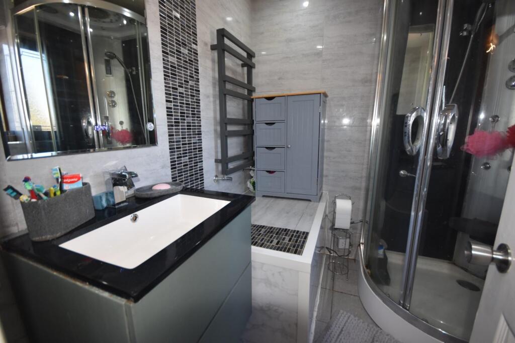 EN-SUITE SHOWER ROOM