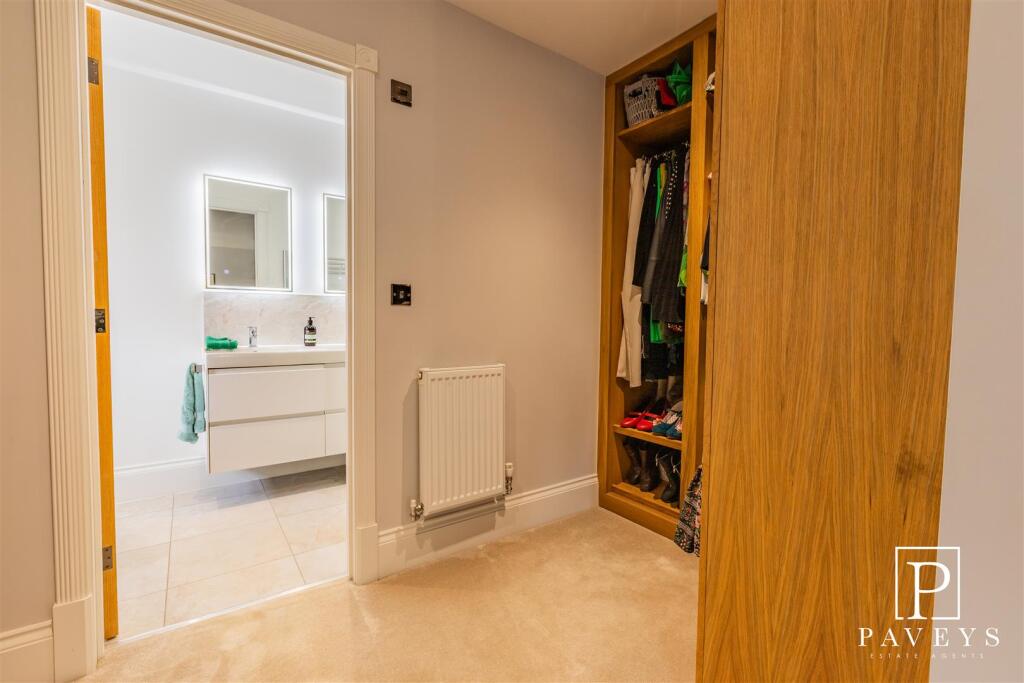 ENSUITE DRESSING ROOM