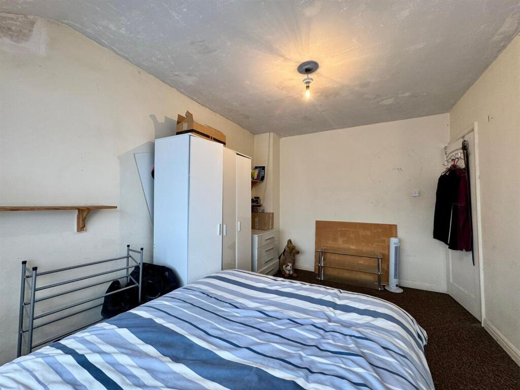 Bedroom 1 (2).jpg