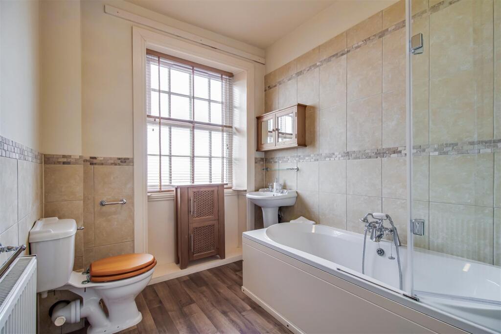 FAMILY BATHROOM/W.C.