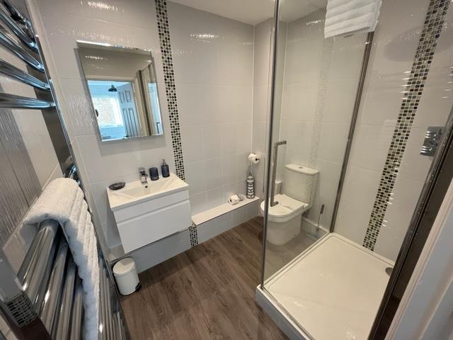 7 Pelican en suite.jpg