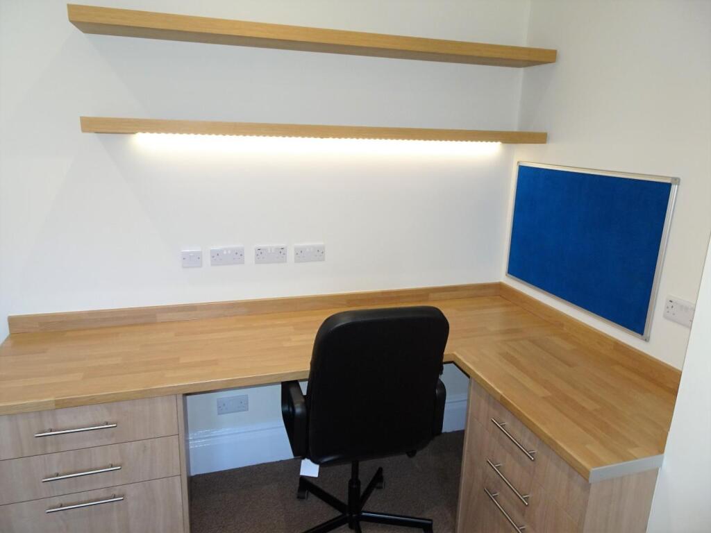 Bedroom 4 desk.JPG