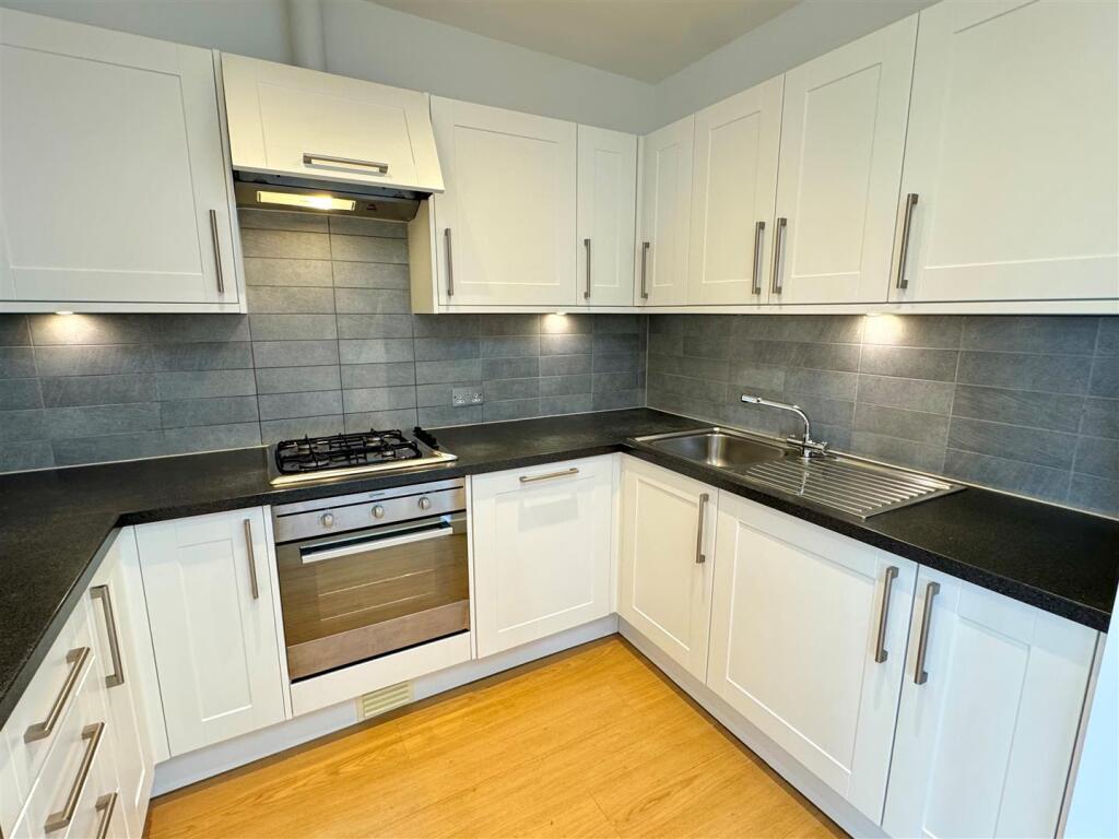 10 Tre Lowen Kitchen