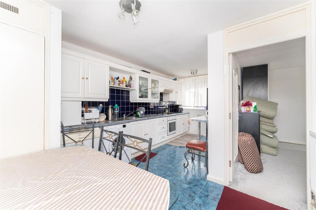 176 Gloucetser Kitch 3.jpg