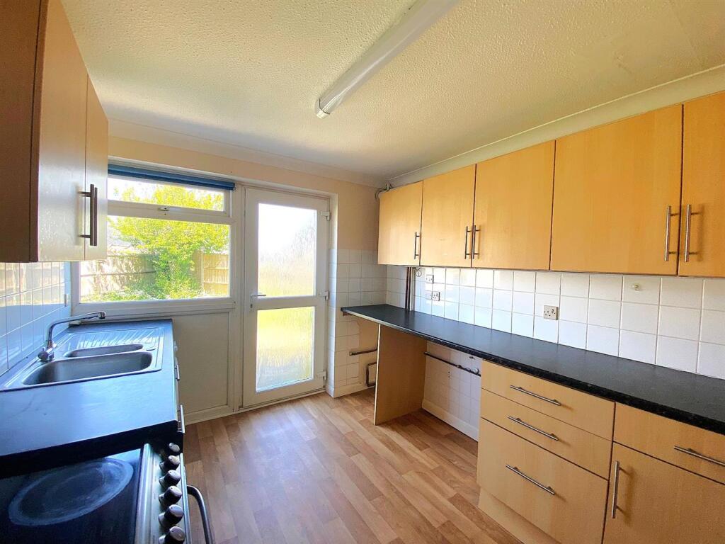 13 Saxon rise - kitchen2.jpg