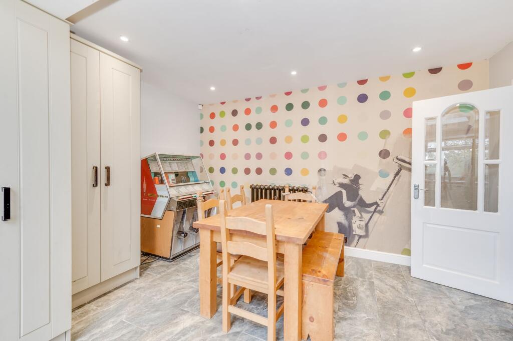 OPEN PLAN KITCHEN/DINER AND LIVING ROOM