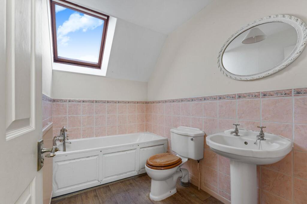 Main Bathroom.jpg