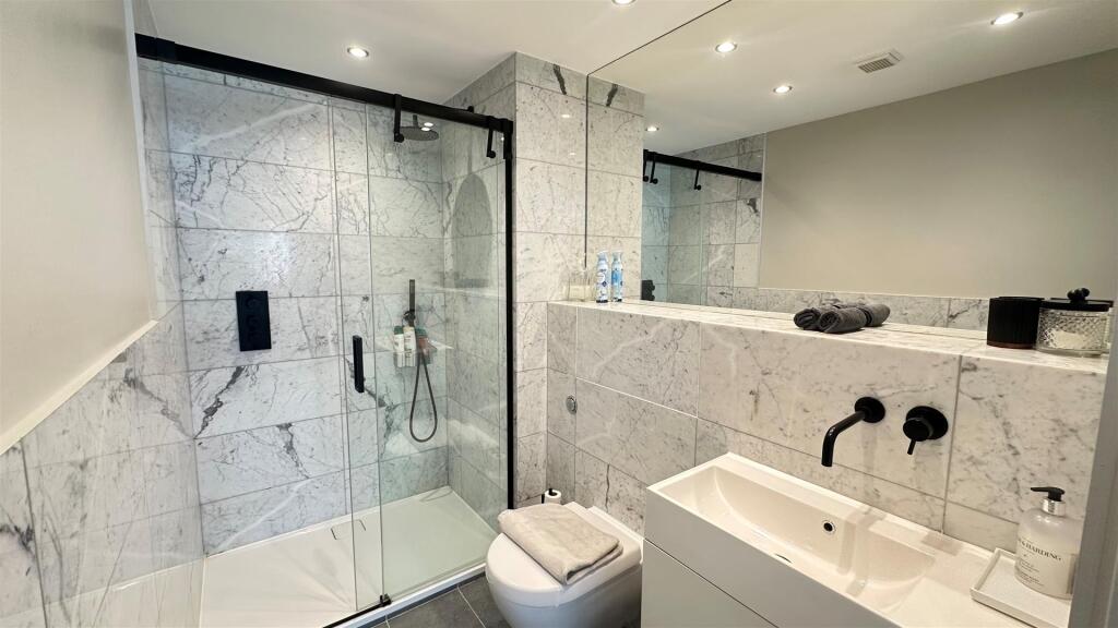 Counter House, Bathroom.jpg