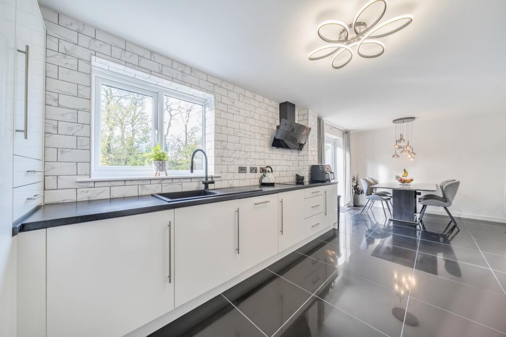 1372109-6-68f8e2e020830