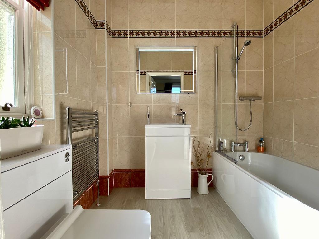 En suite bathroom with shower