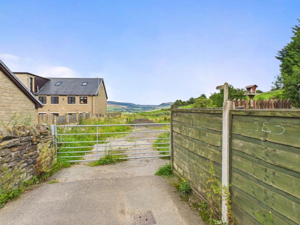 CAM03729G0-PR0107-STILL031