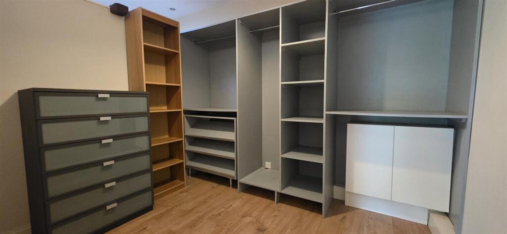 Bed1 Walk-In Wardrobe.jpg