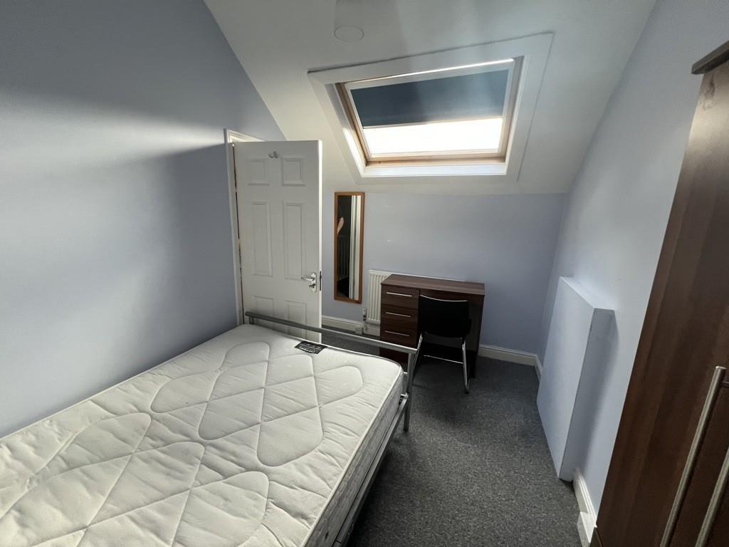 271a ecc rear attic bed.jpg