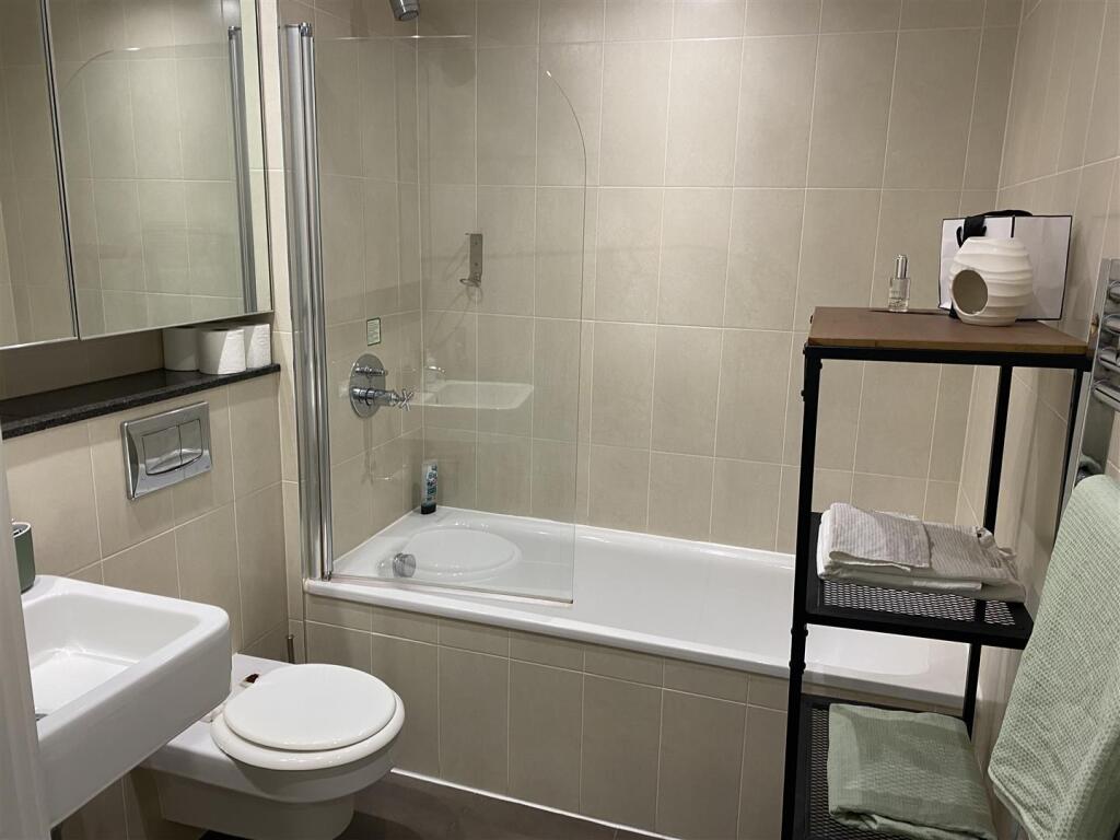 bathroom 1.jpg