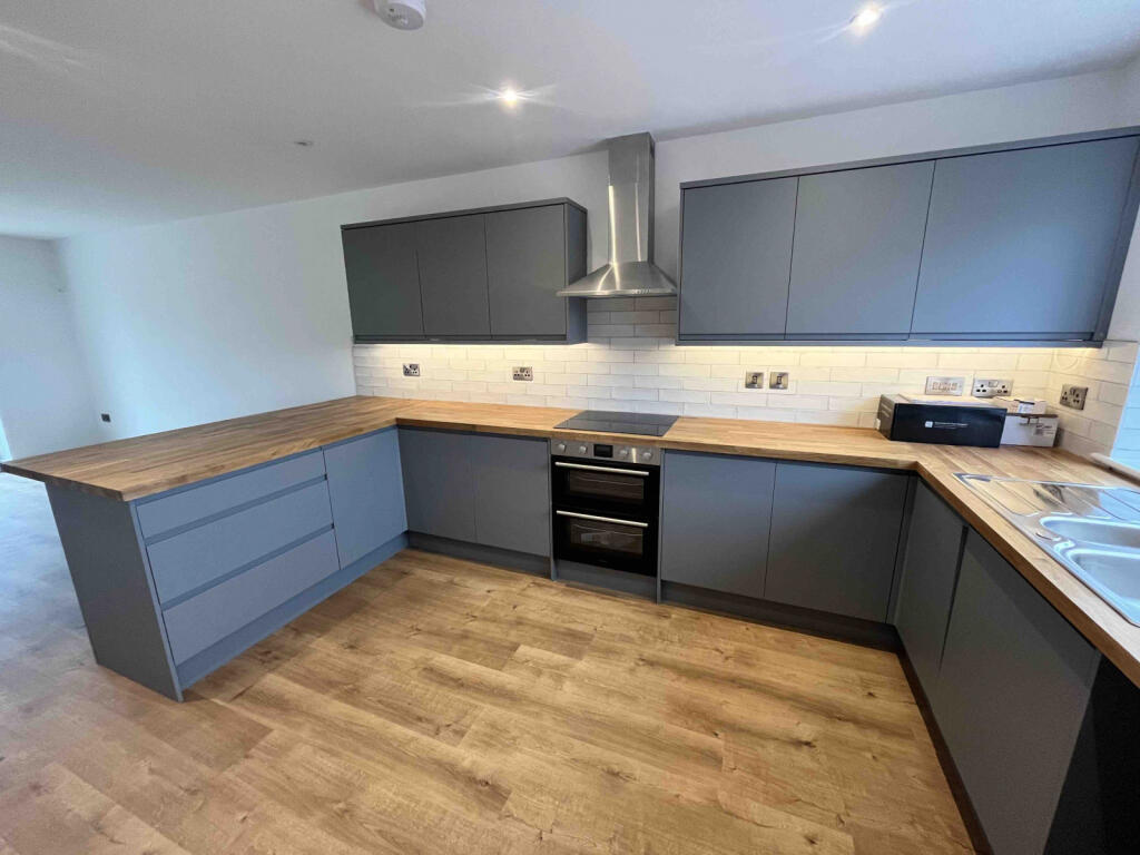 KITCHEN/BREAKFAST AREA