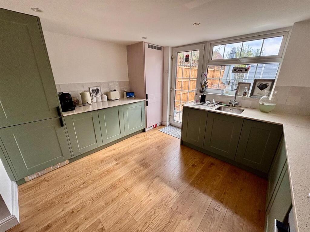 kitchen 1.jpg