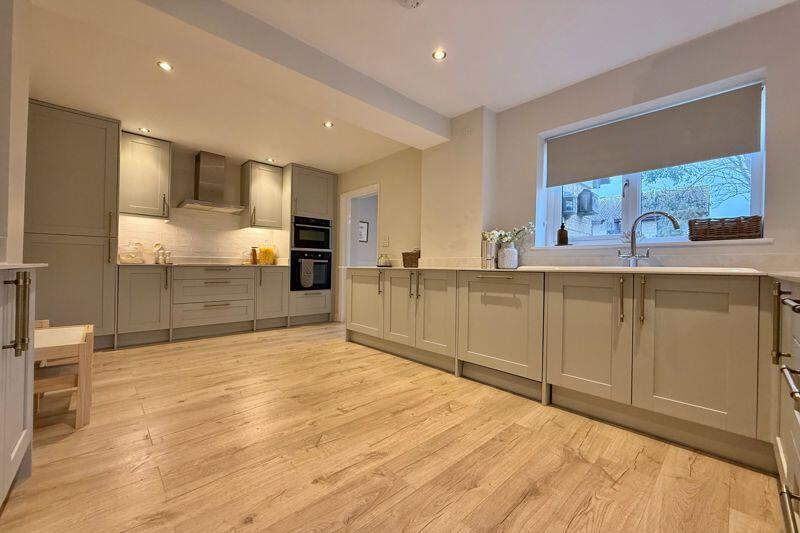 25' Kitchen/Dining Room