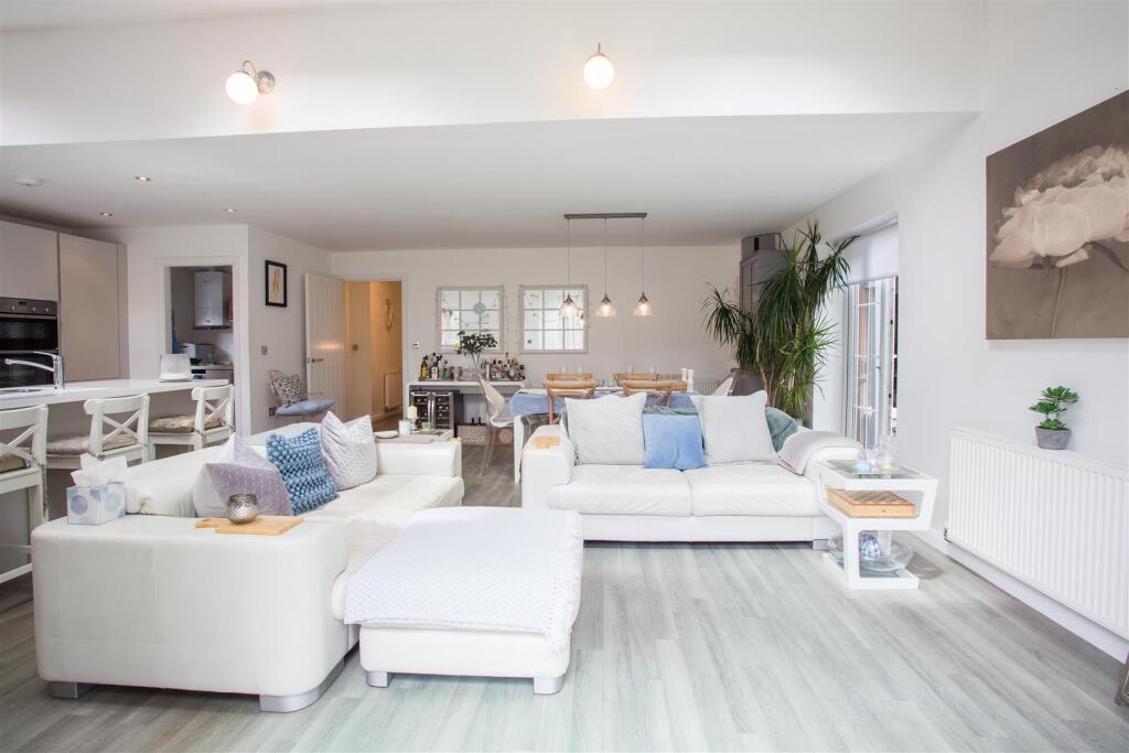 OPEN PLAN FAMILY LOUNGE/KITCHEN