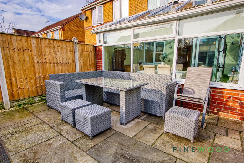 REAR SEATING AREA