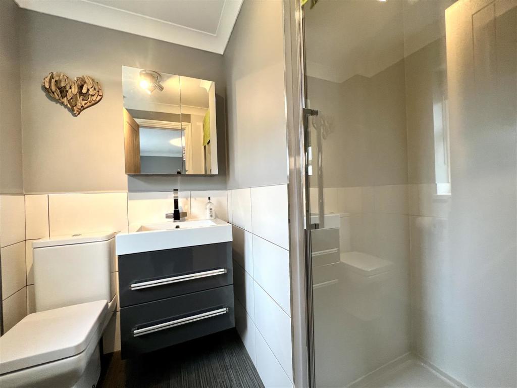 EN-SUITE SHOWER ROOM