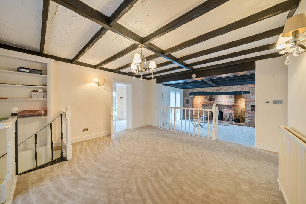 Lounge/Dining Area