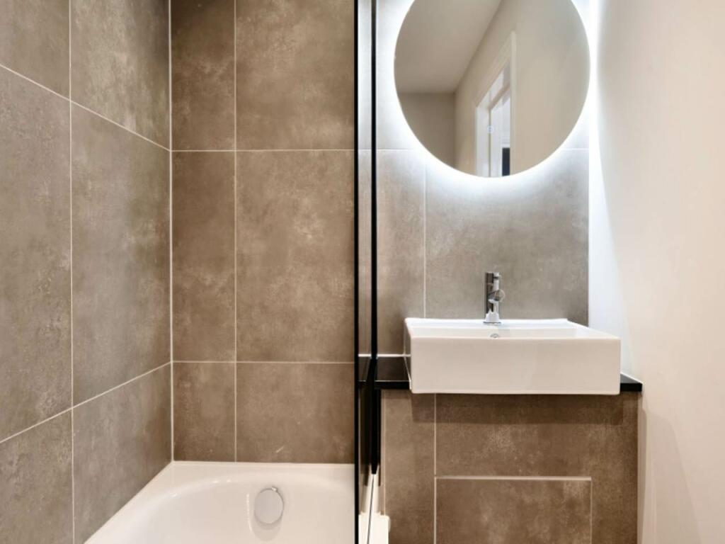 bathroom flat2 3