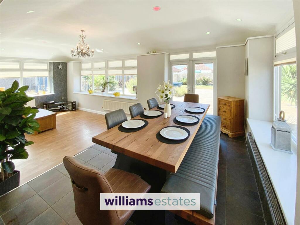 dining area &amp; sun lounge