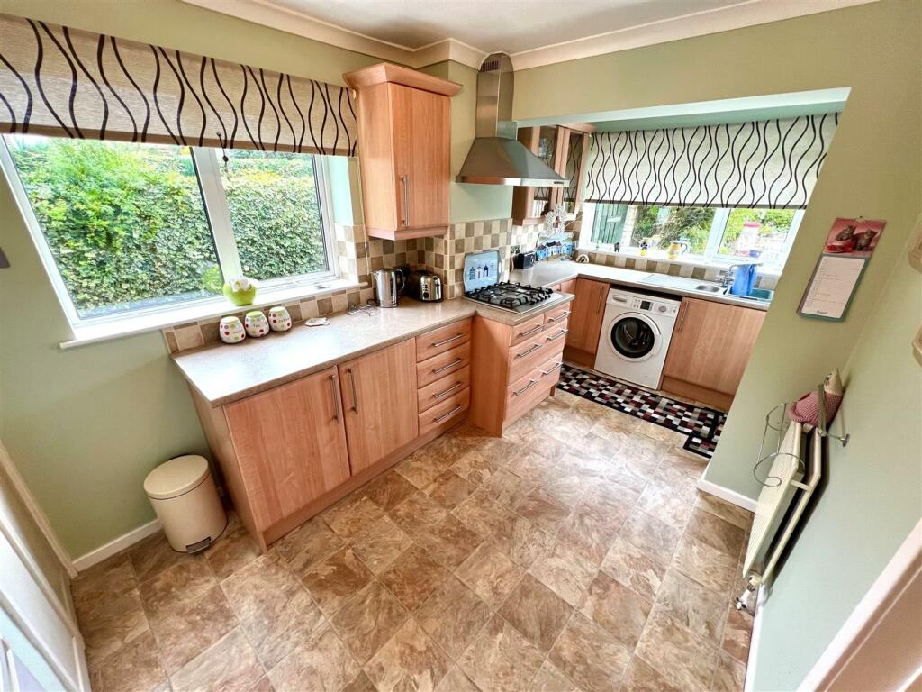 FITTED KITCHEN