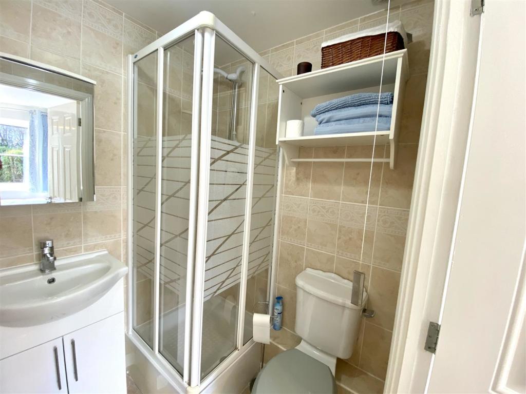 EN-SUITE SHOWER ROOM