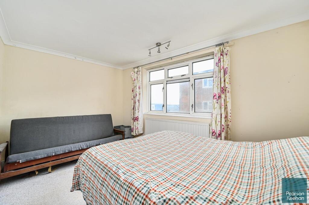 64 Coates Court, BN42 (11).jpg