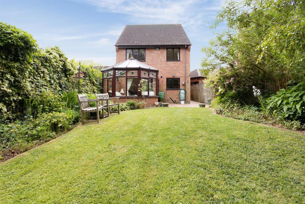 12 Manor House Close, Rugby (16).jpg