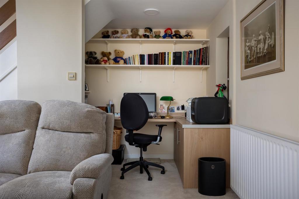 31 - 2 Priors Court - GL7 7BB - Web.jpg