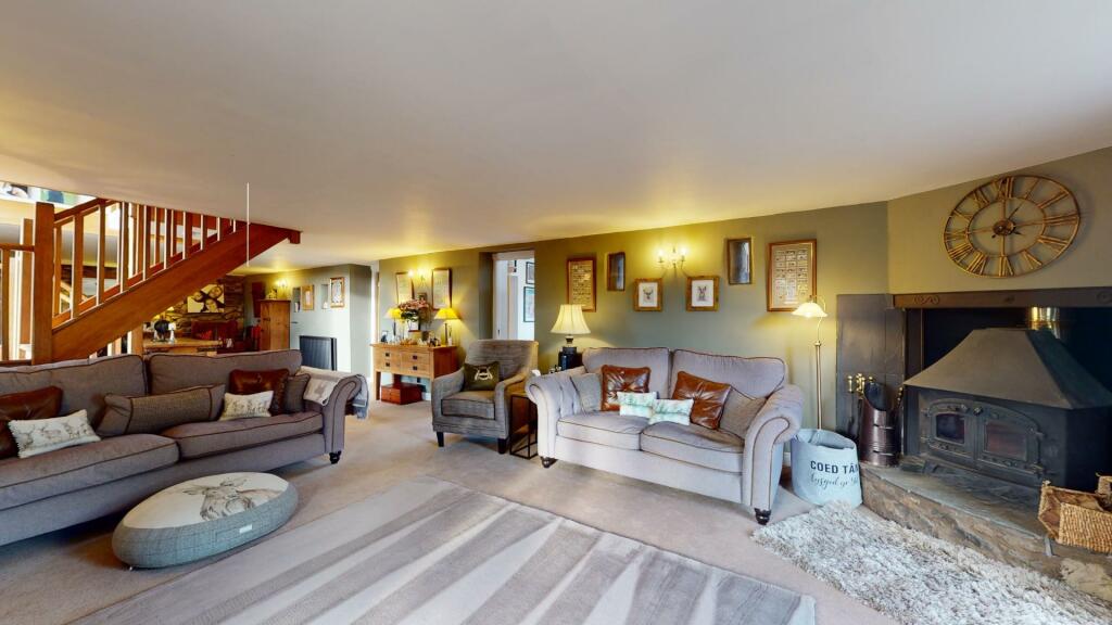 LOUNGE &amp; DINING ROOM