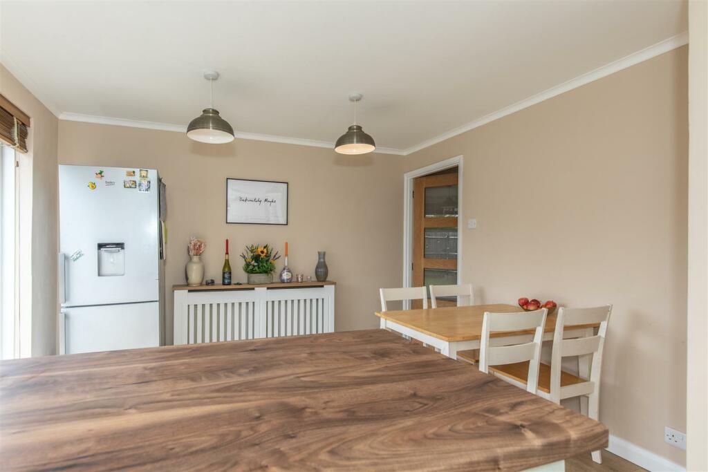 2 Somerset Close25.jpg