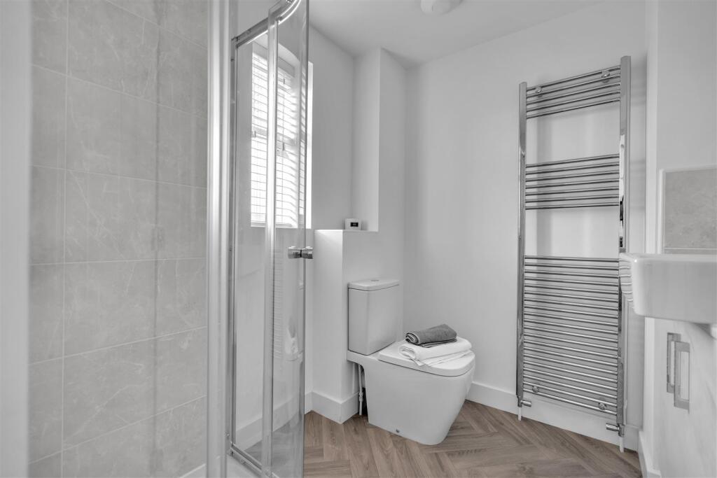EN SUITE SHOWER ROOM