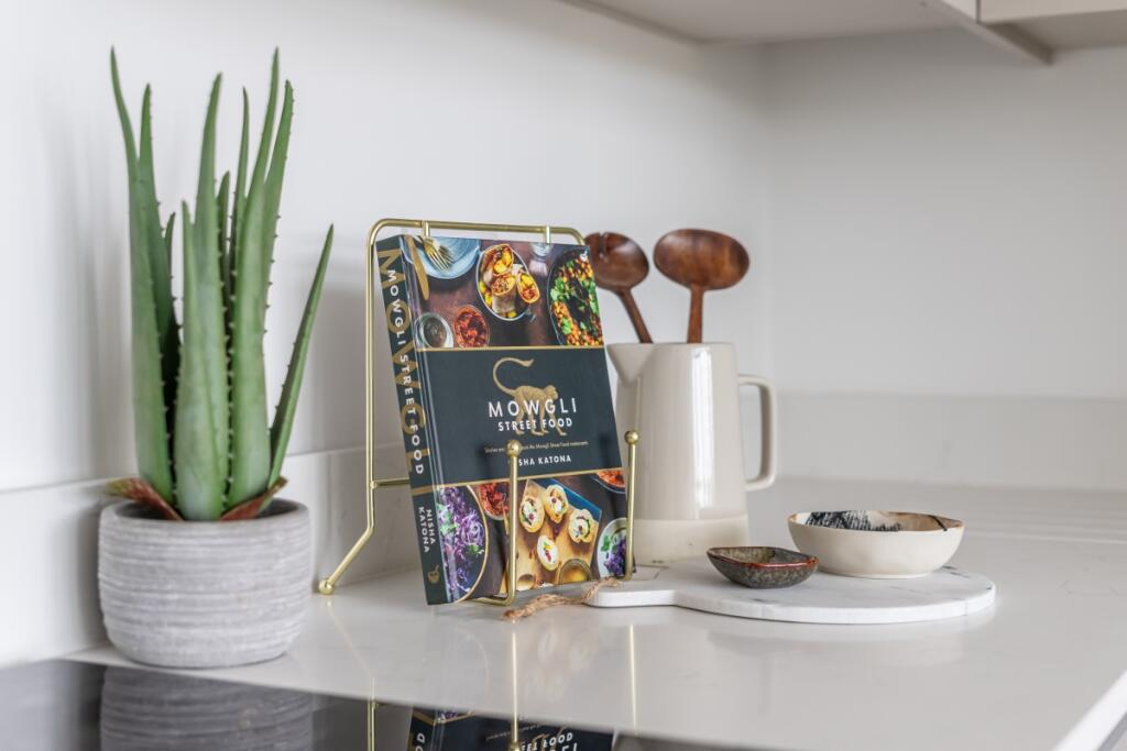 25_30_TheCauseway...