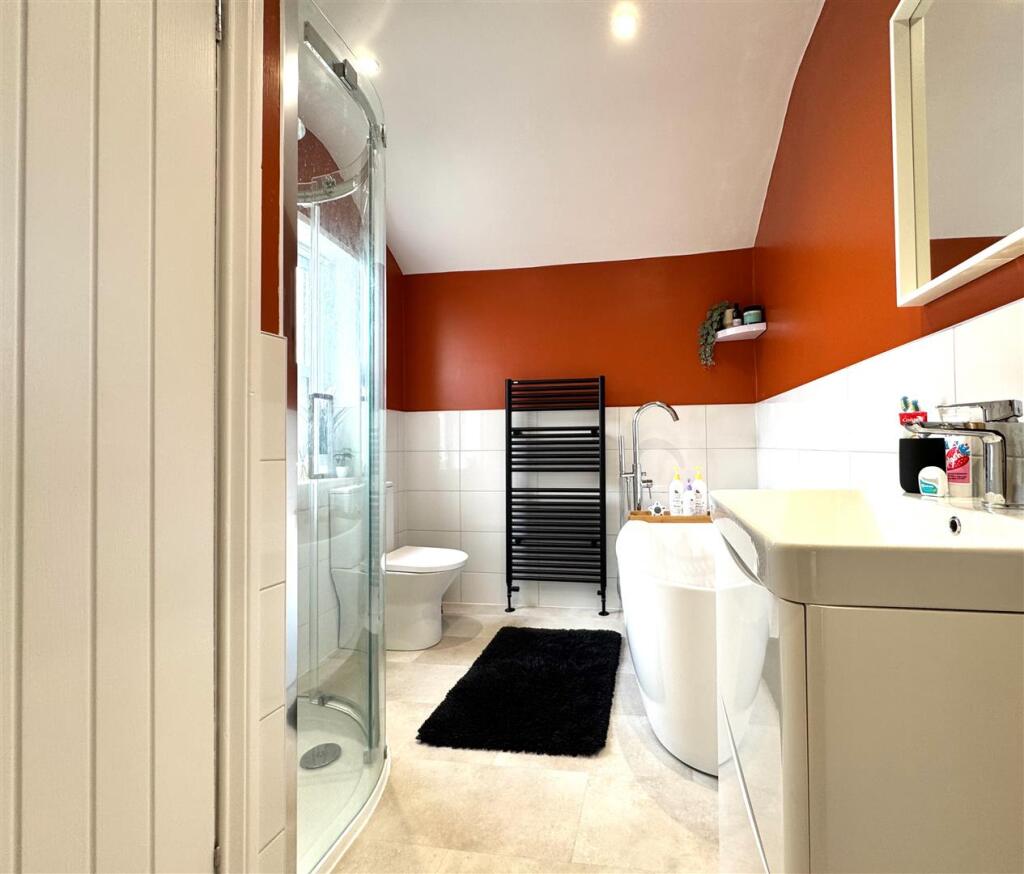 FAMILY BATHROOM/W.C