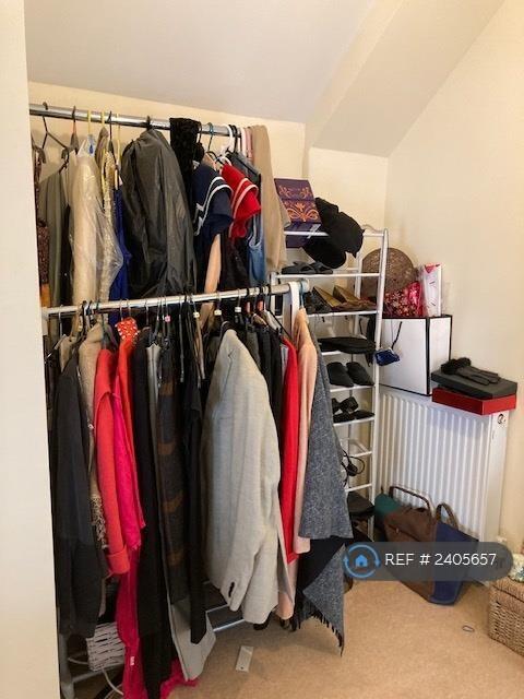 Bedroom Alcove - Clothes Storage