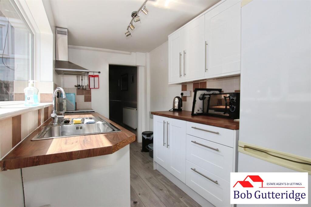 FITTED KITCHEN