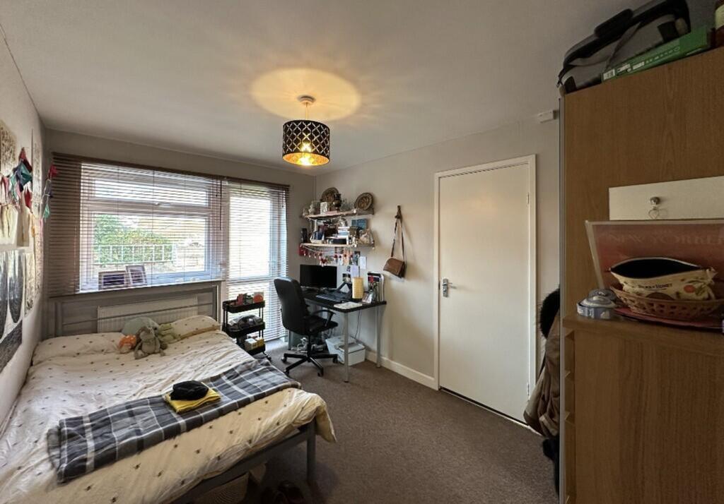 This inviting double bedroom features ample nat...