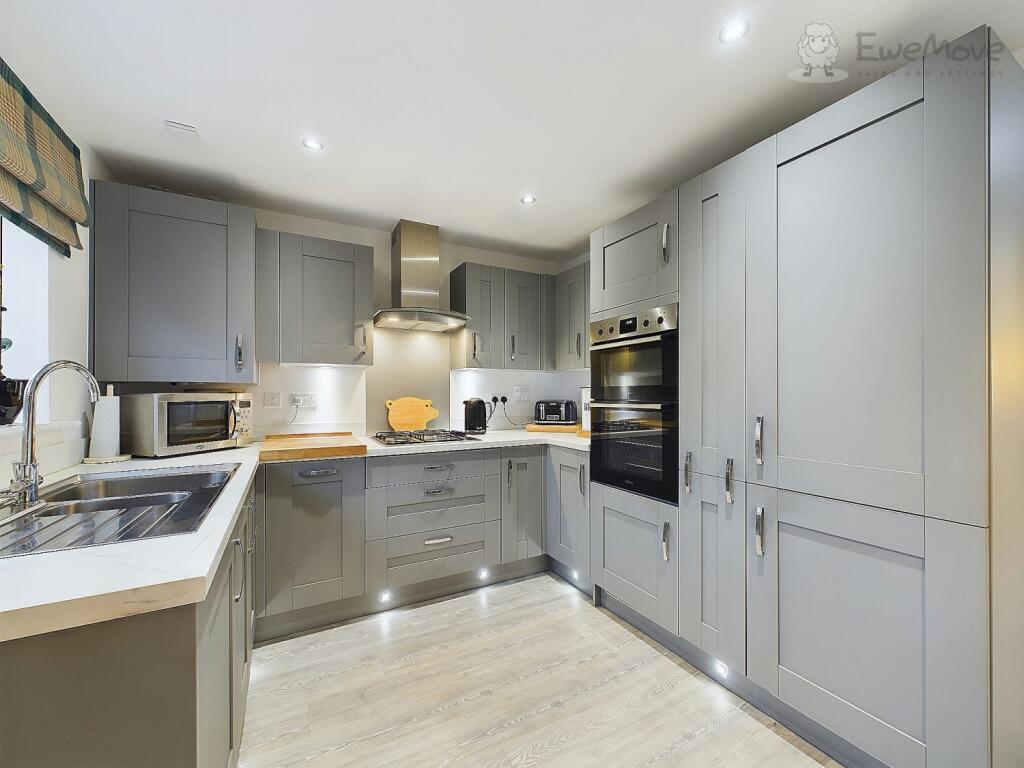 CAM03640G0-PR0034-STILL030