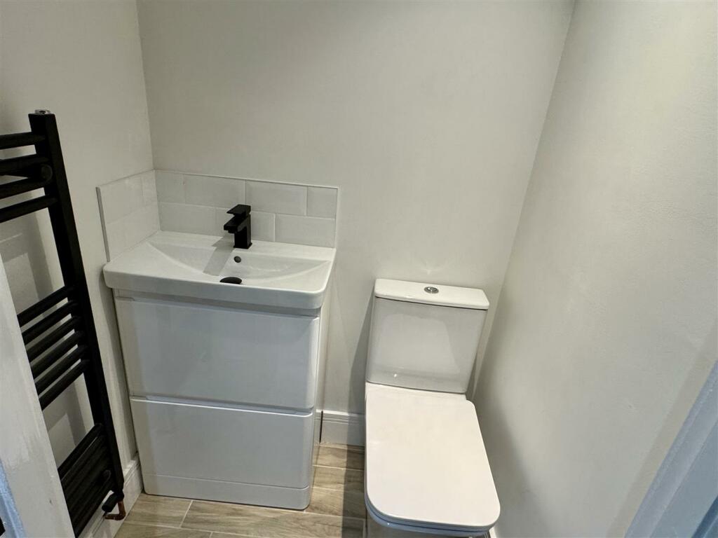 Utility area/cloaks WC