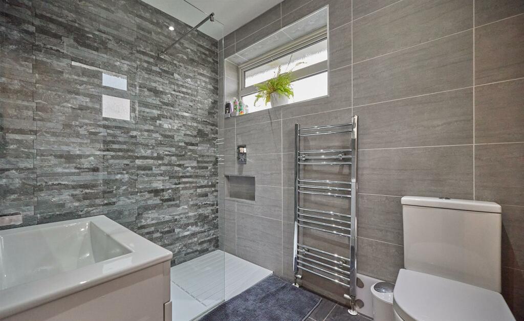 REFITTED BATHROOM TO FRONT