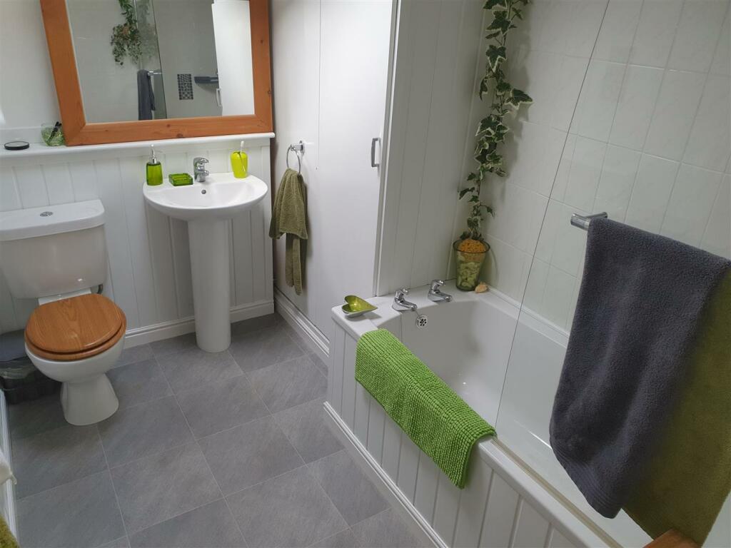 EN SUITE BATHROOM/W.C.